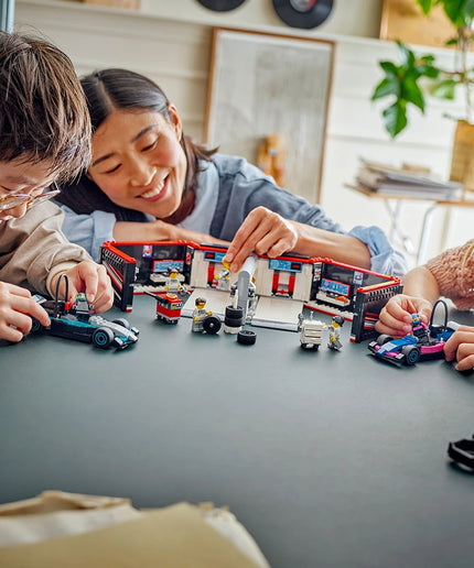 LEGO® City 60444 - Гараж от F1® с коли Mercedes-AMG и Alpine